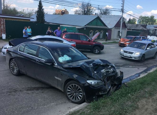 На Михайловском шоссе столкнулись три автомобиля