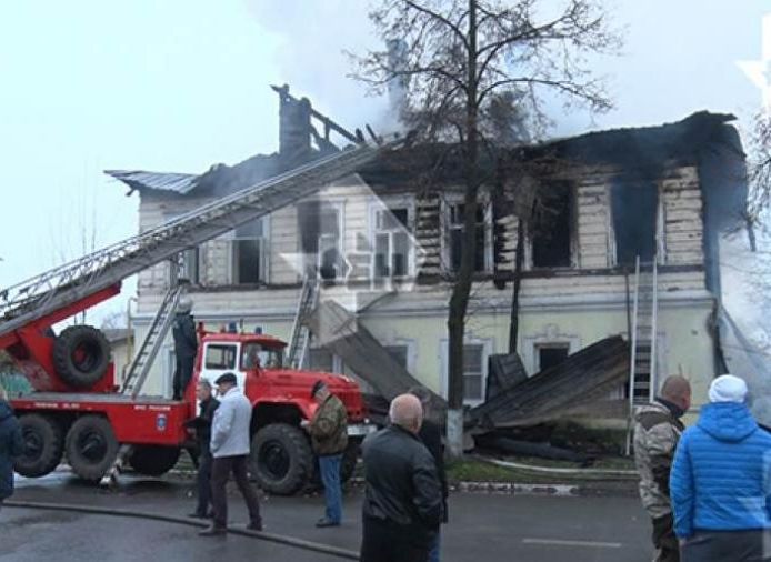 На пожаре в Ярославской области погибли двое взрослых и пятеро детей