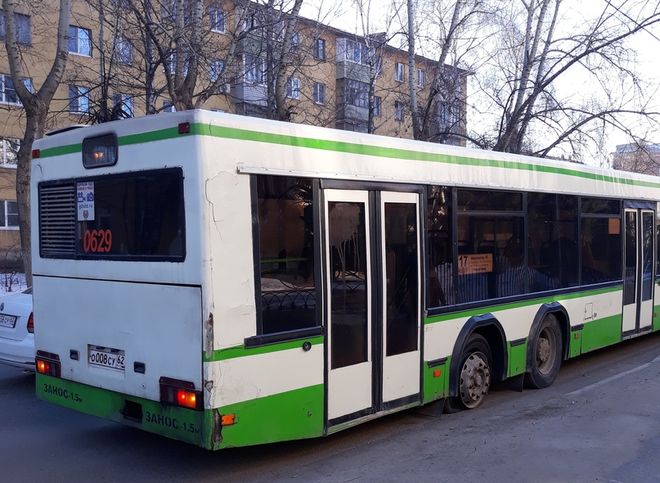На улице Каширина автобус лишился колеса