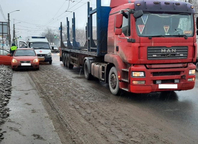 На Московском шоссе грузовик врезался в легковушку