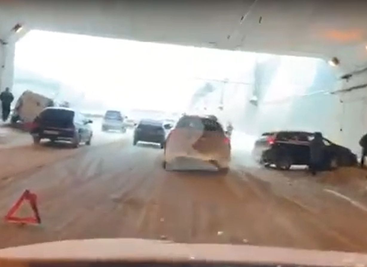 В тоннеле на Московском шоссе случилась массовая авария