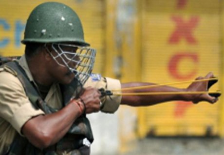 В Индии полицию вооружили рогатками