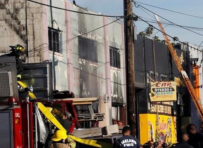 В результате пожара в клубе в Калифорнии погибли 33 человека