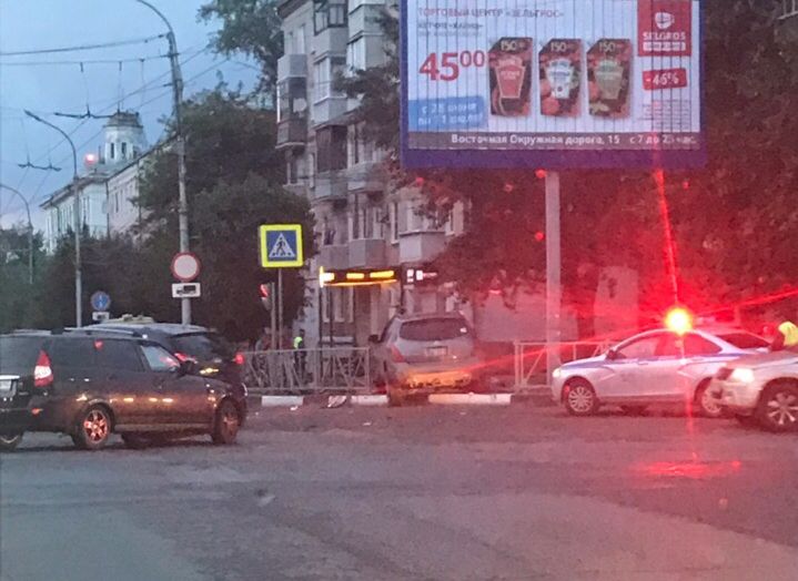 На улице Циолковского легковушка пробила ограждение и вылетела на тротуар