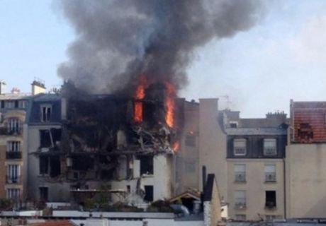 В пригороде Парижа полностью сгорел 5-этажный дом (видео)