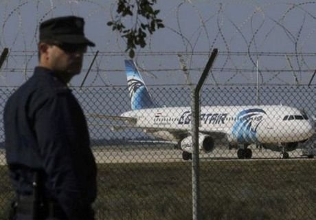 Угонщик выпустил из самолета более 50 человек
