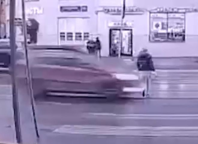 В центре Москвы водитель на полной скорости сбил 16-летнюю девочку (видео)