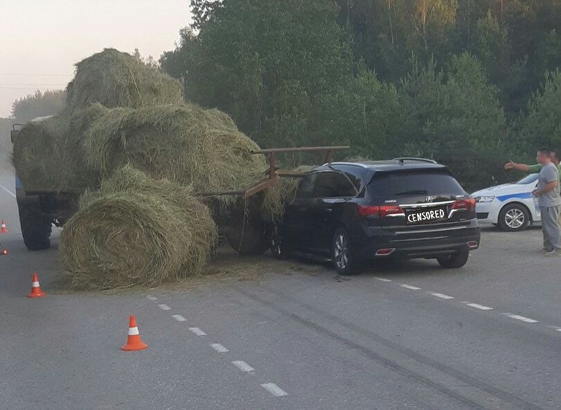 В Шиловском районе автомобиль Acura влетел в груженный сеном трактор