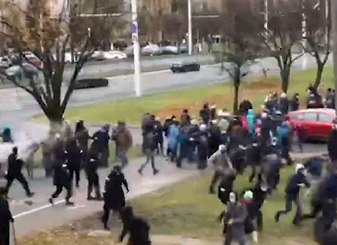 На митинге в Минске силовики применили светошумовые гранаты и газ