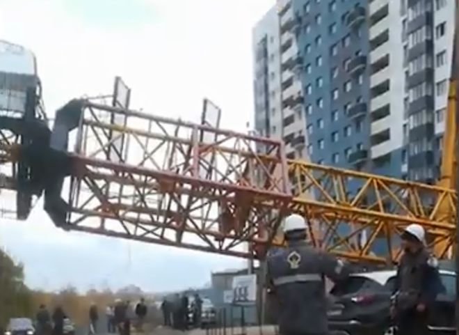 В Самаре на припаркованный грузовик упал башенный кран (видео)
