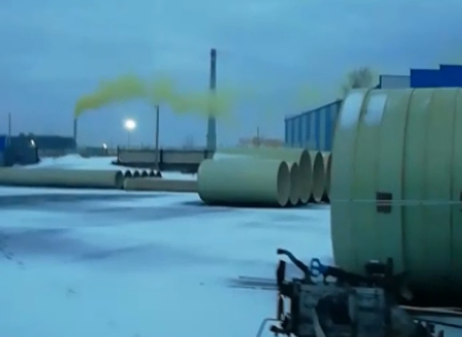 Видео: из трубы рязанского предприятия идет желтый дым