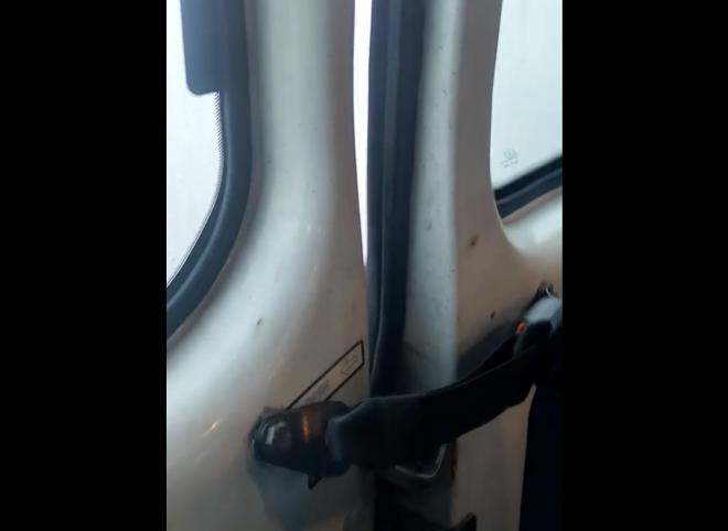 Видео: рязанская маршрутка едет с открытой дверью
