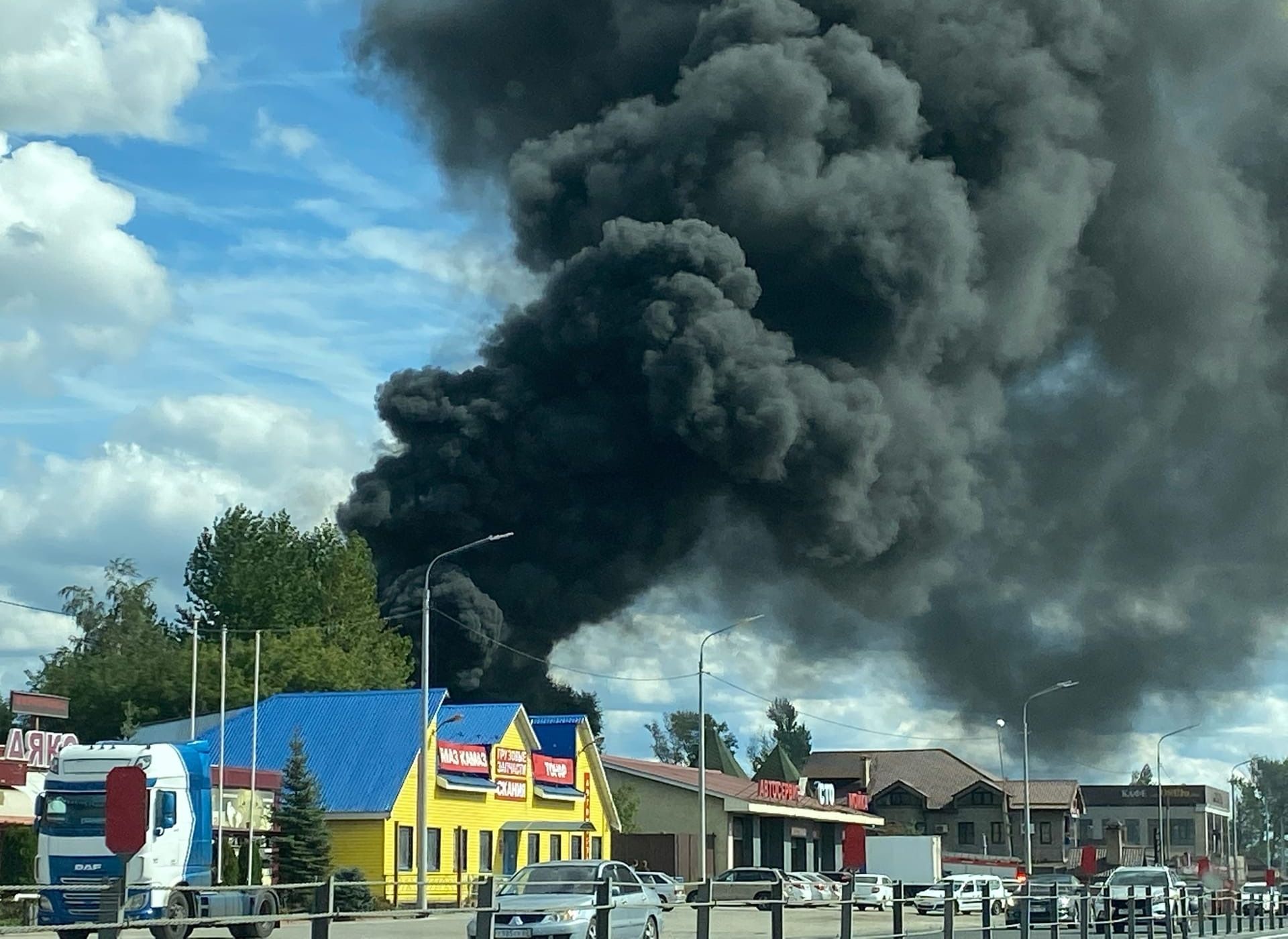 Возле трассы М5 на въезде в Рязань случился крупный пожар