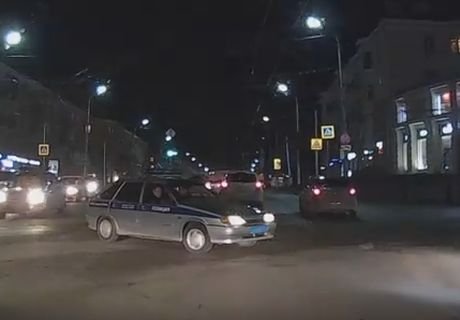В Рязани полицейский автомобиль нарушил ПДД (видео)