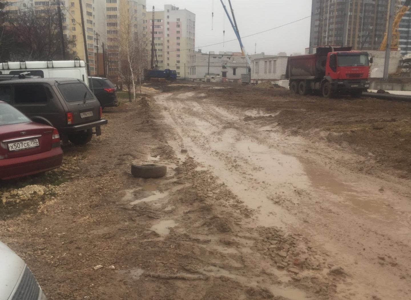 Рязанцы снова пожаловались на непроходимую грязь возле строящейся школы в Кальном