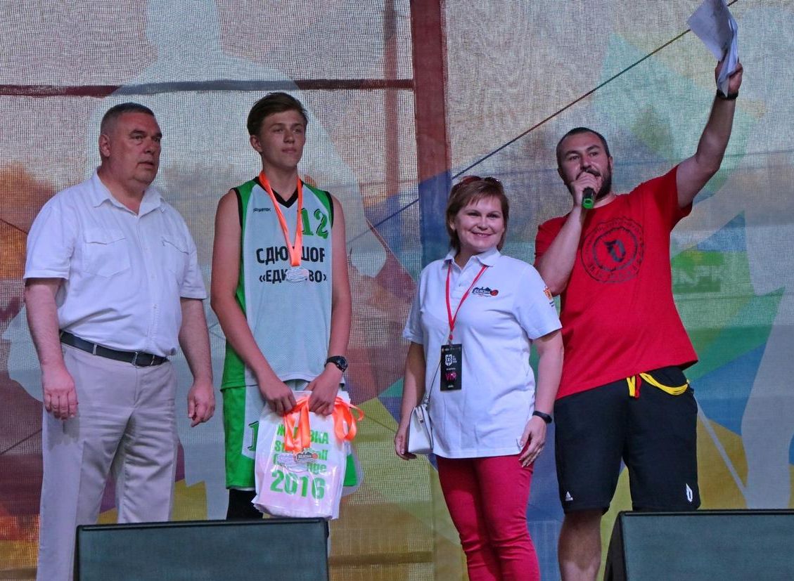 Победителей соревнований по стритболу наградили медалями и подарками