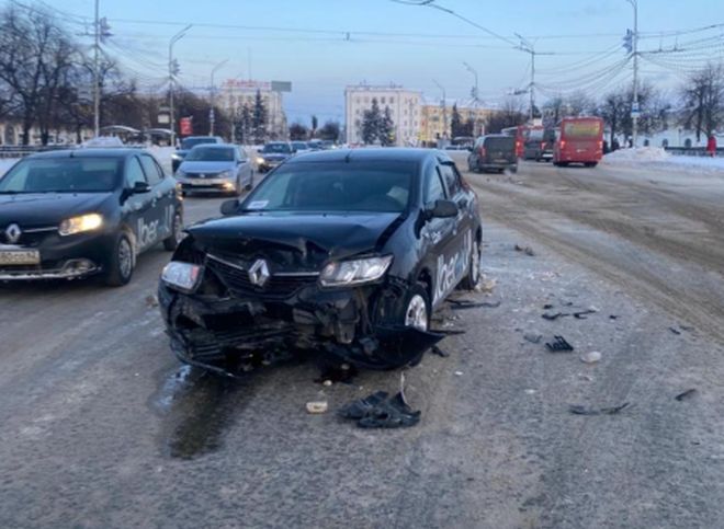 На площади Ленина произошло ДТП, пострадал годовалый ребенок