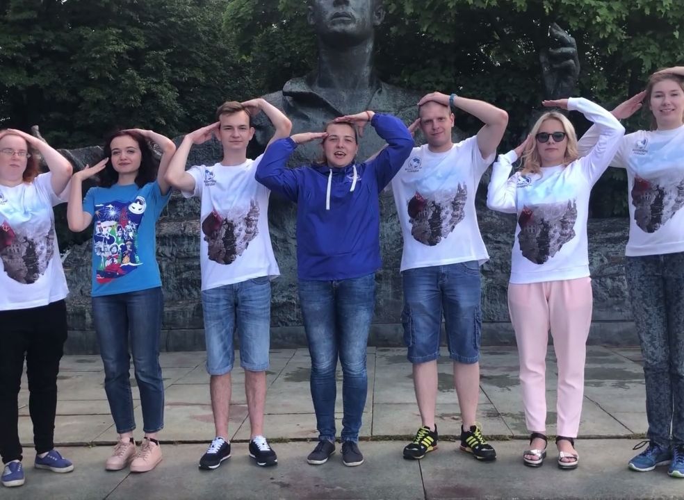 В Рязани молодые люди записали видеообращение к сборной России