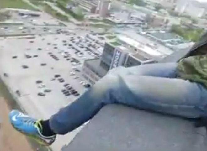 Рязанские подростки прошлись по краю крыши многоэтажки на Московском шоссе (видео)