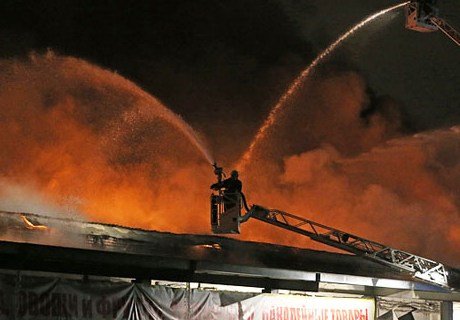 Семь пожарных пропали во время тушения пожара в Москве (видео)