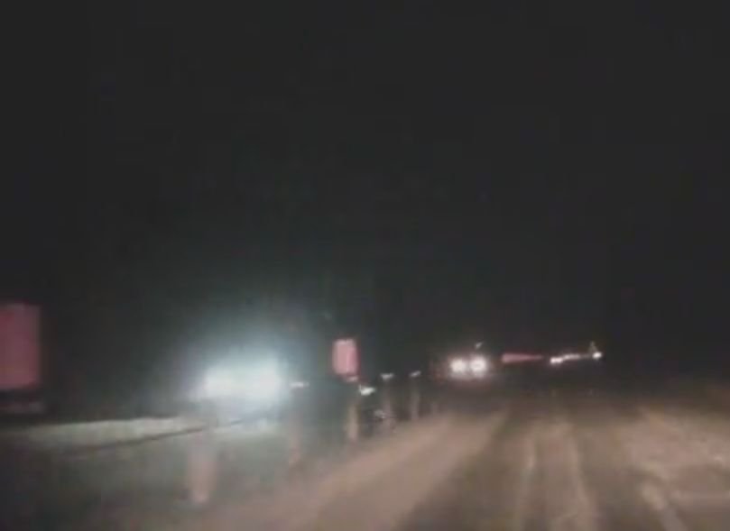 Видео: легковушка сносит тросовый отбойник на трассе М5 под Рязанью