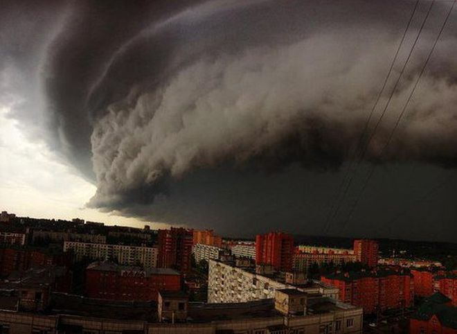 МЧС разослало предупреждение сотовым операторам уже после начала урагана в Москве