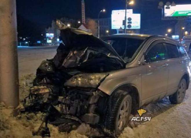 В Новосибирске автомобиль врезался в людей во время фейерверка (видео)