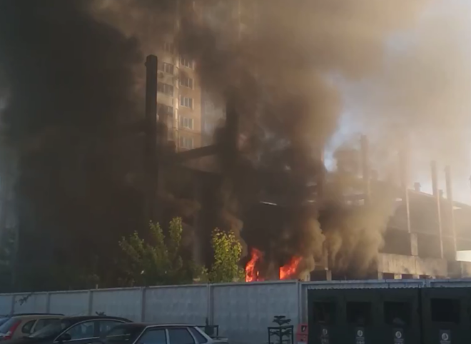 На улице Новаторов произошел пожар в недостроенном здании (видео)
