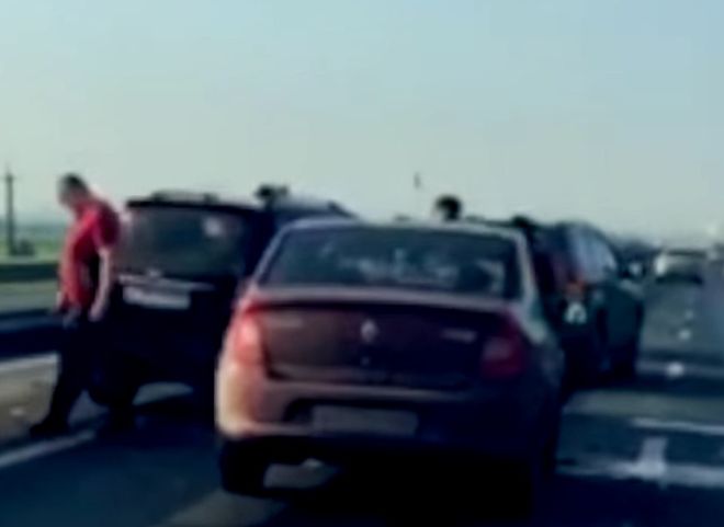 Под Рязанью столкнулись два внедорожника и Renault (видео)