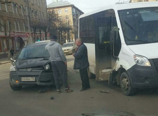 На улице Дзержинского столкнулись Ford и маршрутка