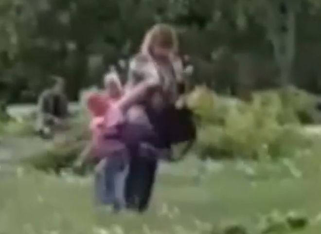 В Тольятти на видео засняли как мать избивает ребенка