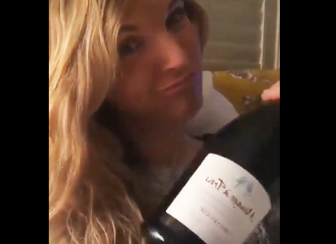 Появившееся в сети видео с блондинкой и дорогим шампанским стало вирусным