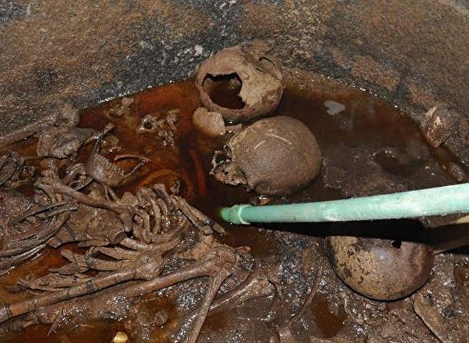 Ученые рассказали, кому принадлежат найденные в черном саркофаге мумии