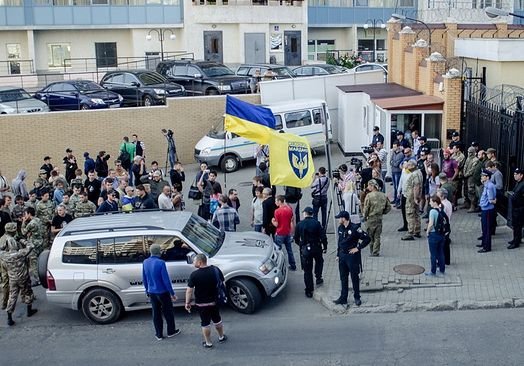 Украинские радикалы принесли навоз к генконсульству России