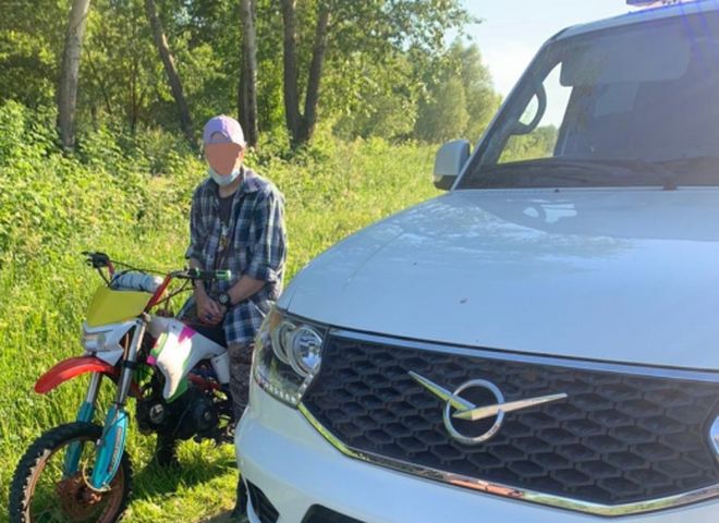 Около Орехового озера поймали мотоциклиста без прав и защитной экипировки