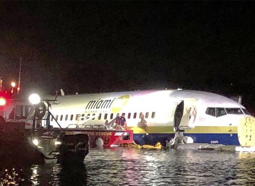 Boeing 737 упал в реку во Флориде
