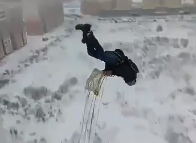В Иванове экстремал спрыгнул с парашютом с балкона многоэтажного дома (видео)
