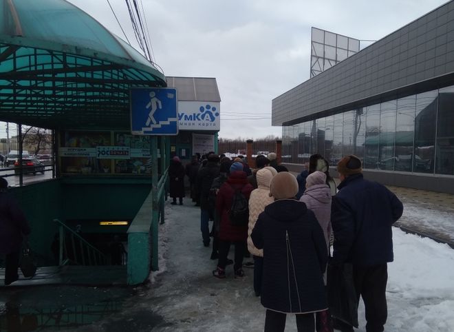 Фото: в Рязани собралась огромная очередь у офиса «Умки»