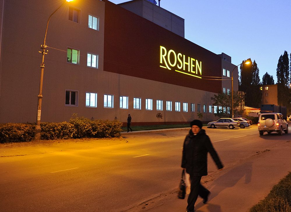 СМИ: Порошенко тайно вывез оборудование на 23,5 млн с фабрики Roshen в Липецке