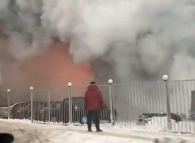 В Пензе загорелся крупный автосалон (видео)