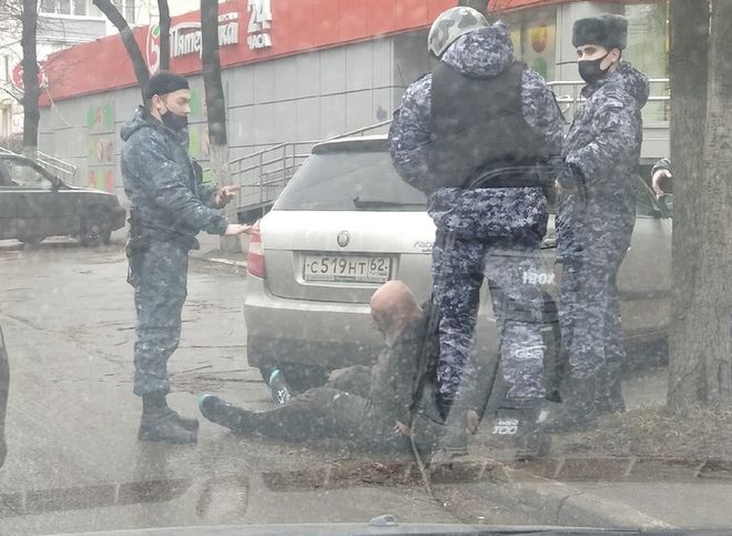 На улице Дзержинского сотрудники ГБР задержали мужчину