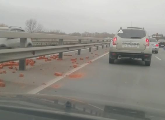 На Солотчинском шоссе после ДТП по дороге рассыпались кирпичи