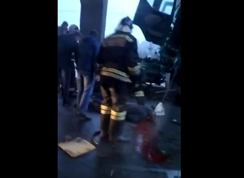 Опубликовано видео с раненым водителем фуры, въехавшей в мост на окраине Рязани