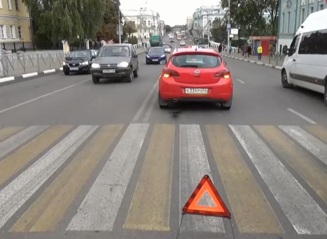 На улице Ленина иномарка сбила девушку (видео)