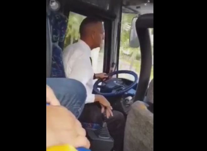 «Галантный» водитель автобуса стал мемом (видео)