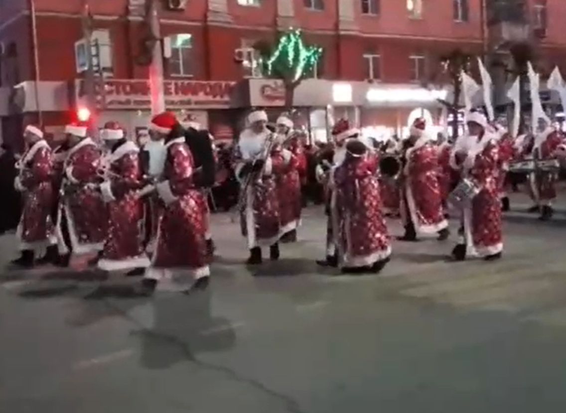 Life запустил прямую трансляцию рязанского парада Дедов Морозов