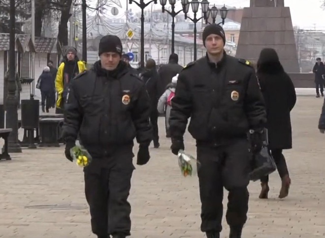 Патрульные полицейские поздравили рязанок с наступающим праздником