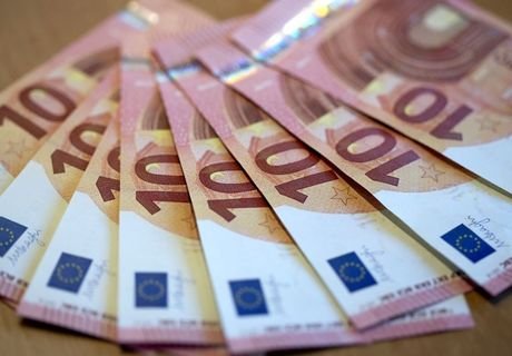 Курс евро упал ниже 76 рублей
