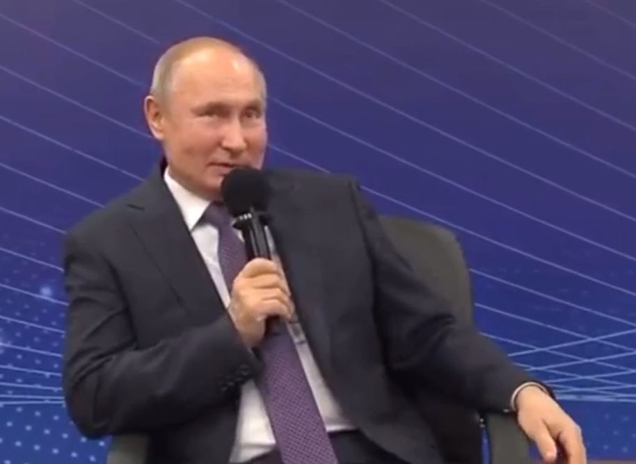 Путин рассказал анекдот о бабушке в юридической консультации