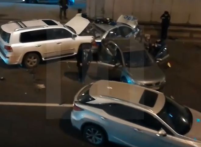 В Москве Lexus насмерть сбил полицейского (видео)